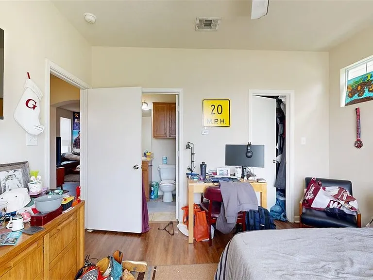 2933 McLaren Dr — Photo 11
