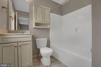 422 Eisenhower Dr — Photo 3