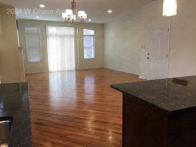 2054 W Chase Ave #1S — Photo 5
