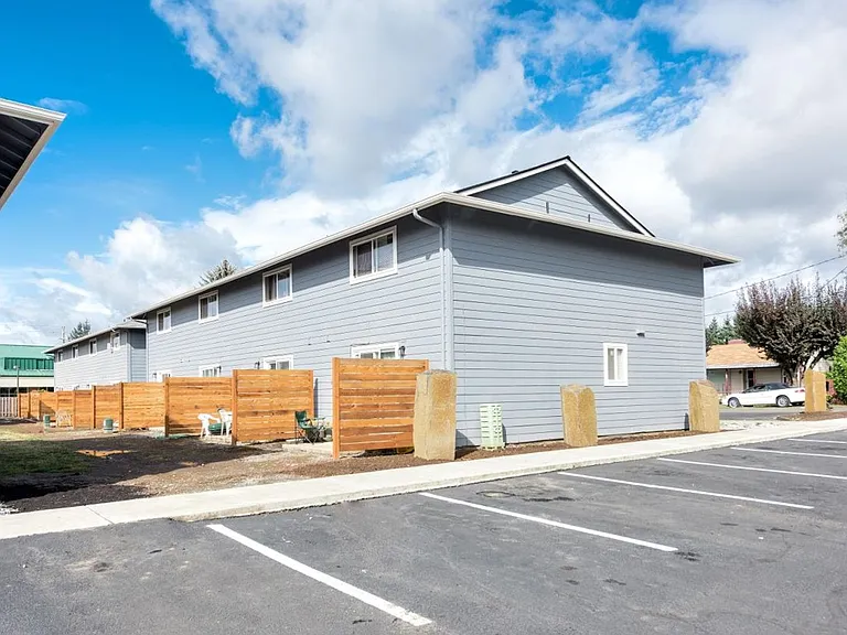 Wellington Court Townhomes — Photo 3