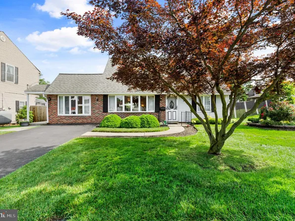 11 Merry Turn Rd, Levittown, PA 19056