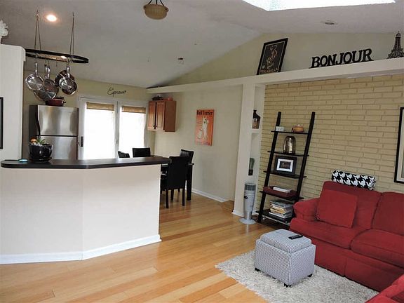 2nd image of 500 Thornberry Dr