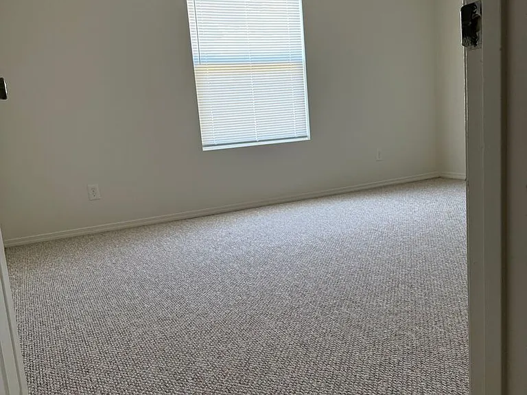 1433 W Allen St — Photo 13
