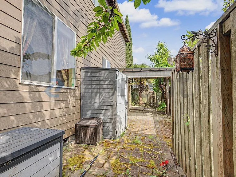 132 NE 63rd Ave — Photo 8