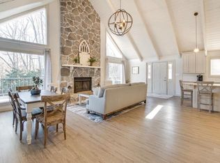 6259 White Oak Dr, Flowery Branch, GA 30542