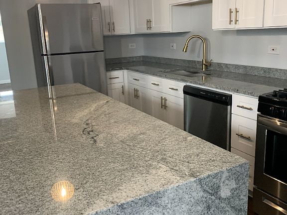 4th image of 2945 W Peterson Ave #202