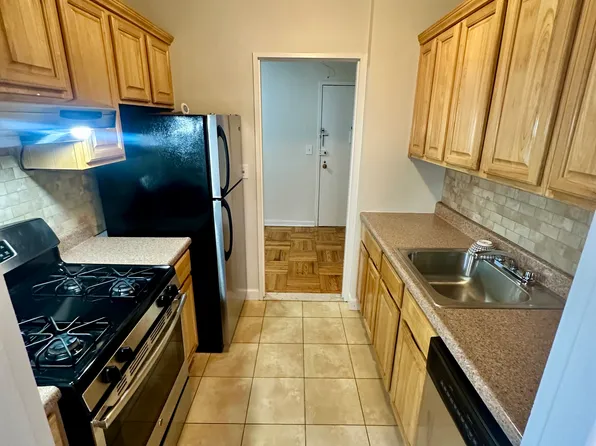 100 Colfax Ave APT 2G, Staten Island, NY 10306