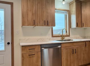 1028 Castlewood Dr, Brookings, SD 57006