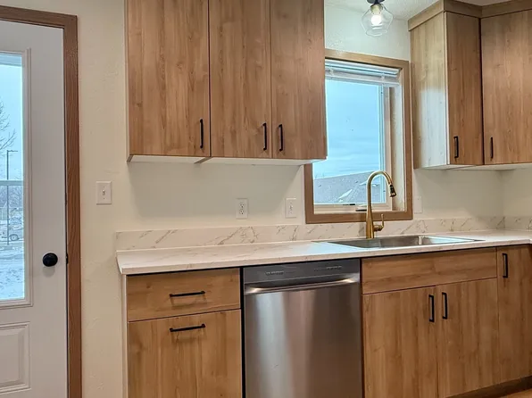 1028 Castlewood Dr, Brookings, SD 57006