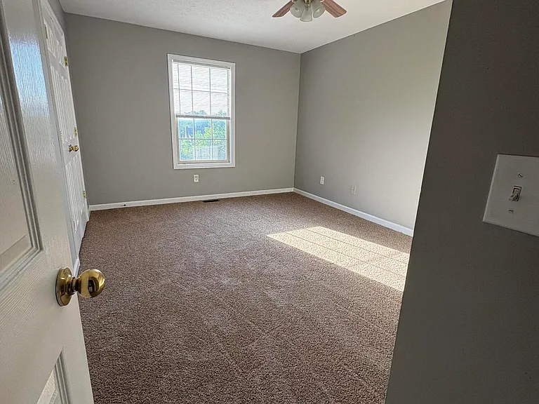 332 E Oak St — Photo 16