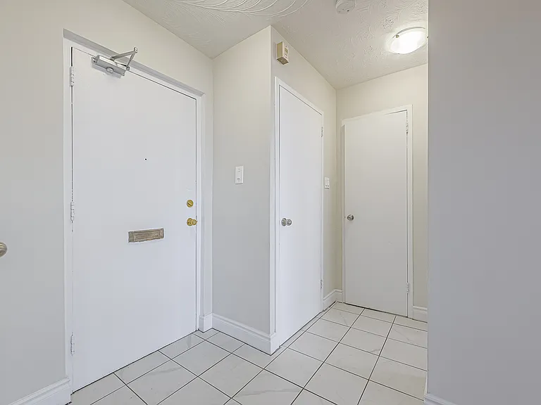 105 Rowena Dr — Photo 20