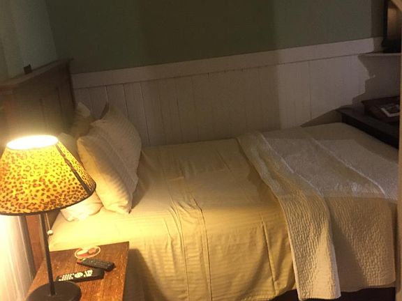bedroom, queen bed