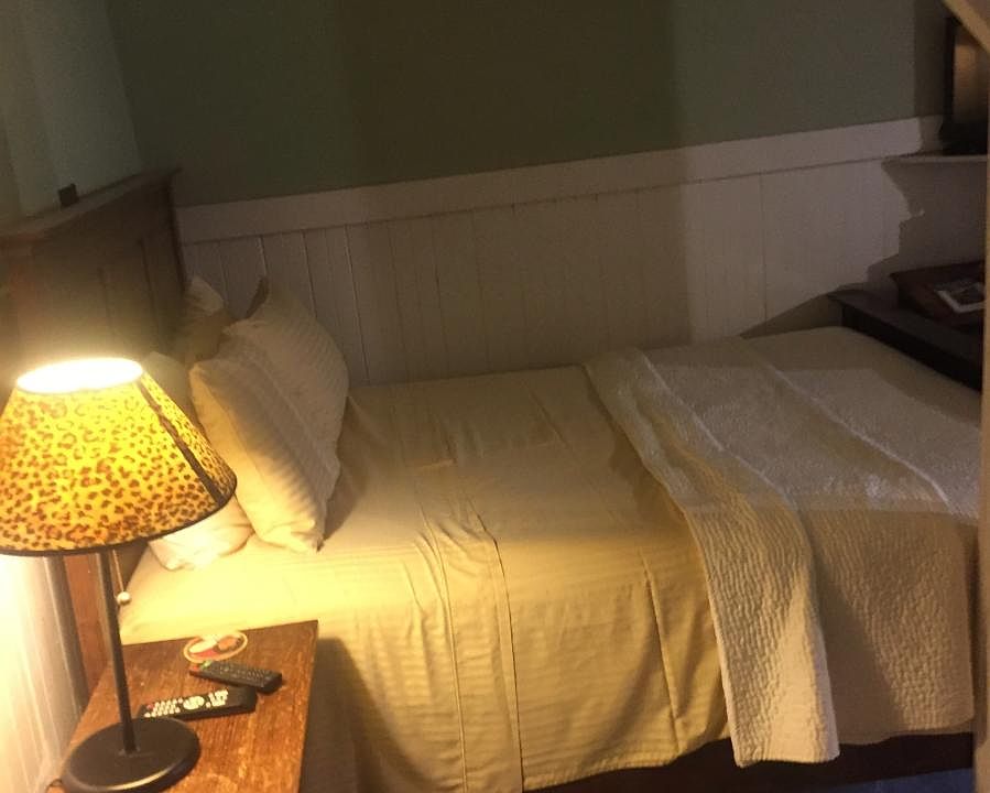 bedroom, queen bed