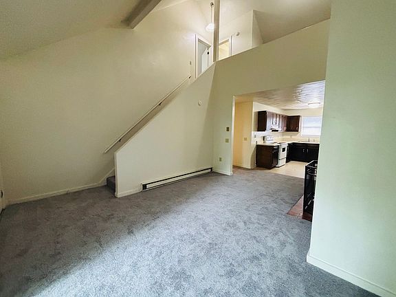 5th image of 653 Village Ln Unit 4