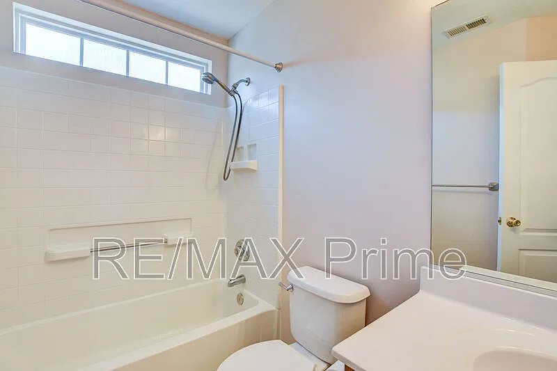 3 bed, 2.0 bath, 2310 sqft, $2,295 — Photo 2