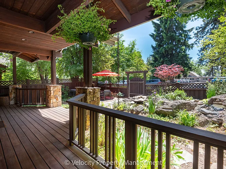1374 NW Kingston Ave — Photo 43