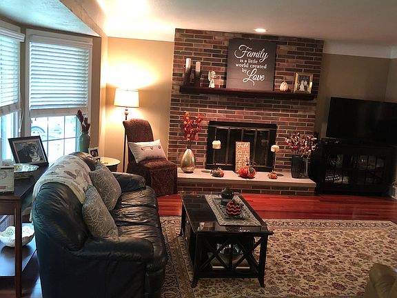 4th image of 1045 Colony Dr
