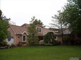 2 Claremont Ct, Smithtown, NY 11787