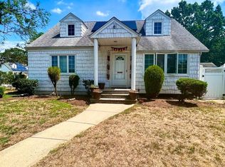 245 N Cottage St, Valley Stream, NY 11580