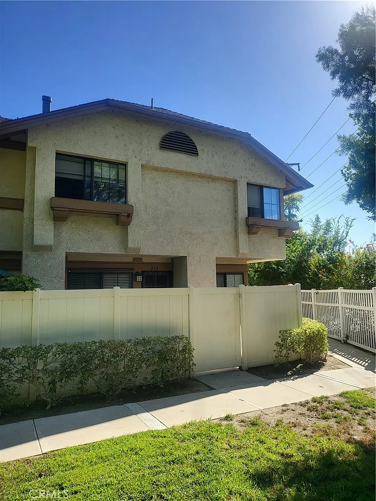 3 bed, 2.5 bath, 1118 sqft, $3,700 — Photo 1