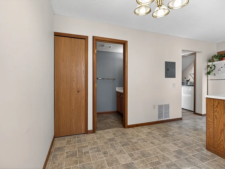 504 Seagraves Ave — Photo 8
