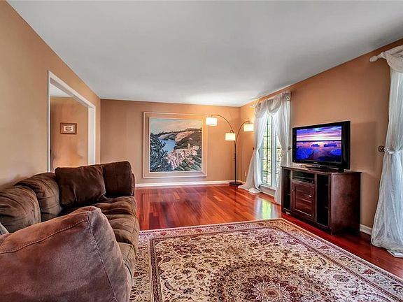4th image of 56 Crestwood Ln