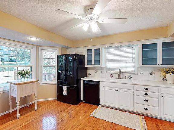 3rd image of 6508 W 102nd St