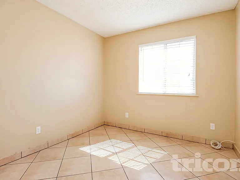 102 W Ivyglen St — Photo 12