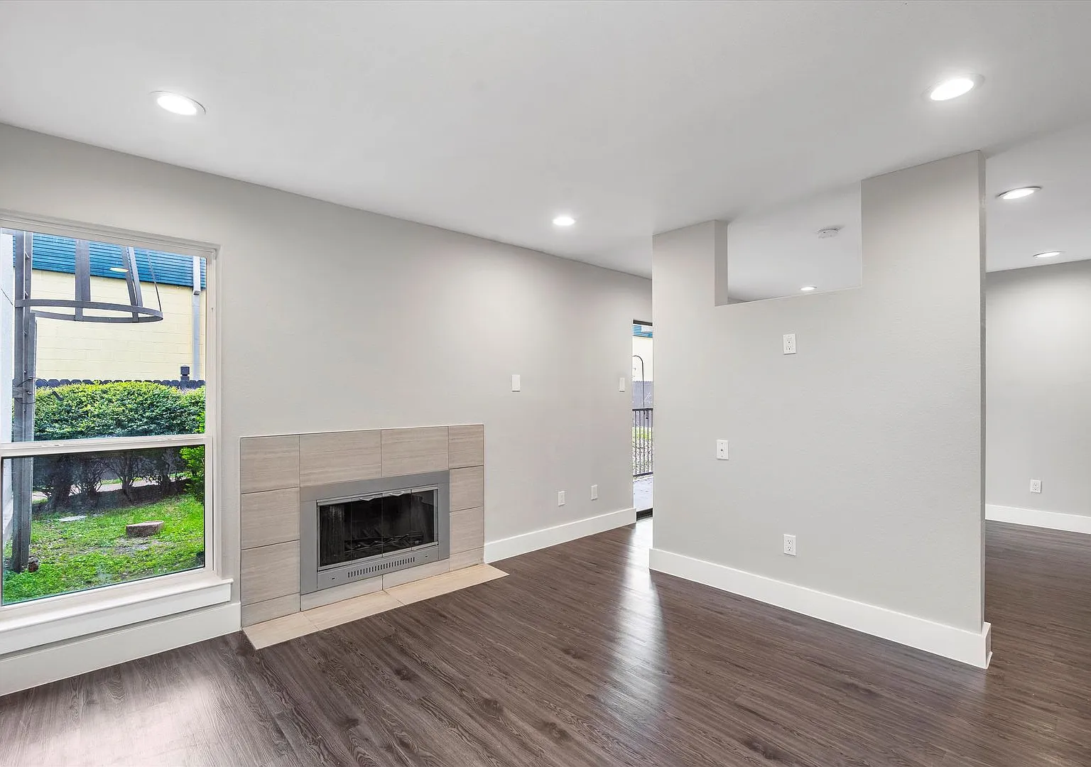 935 La Posada Dr — Photo 4