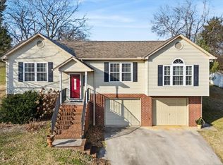 610 Brookhollow Trl, Maryville, TN 37804