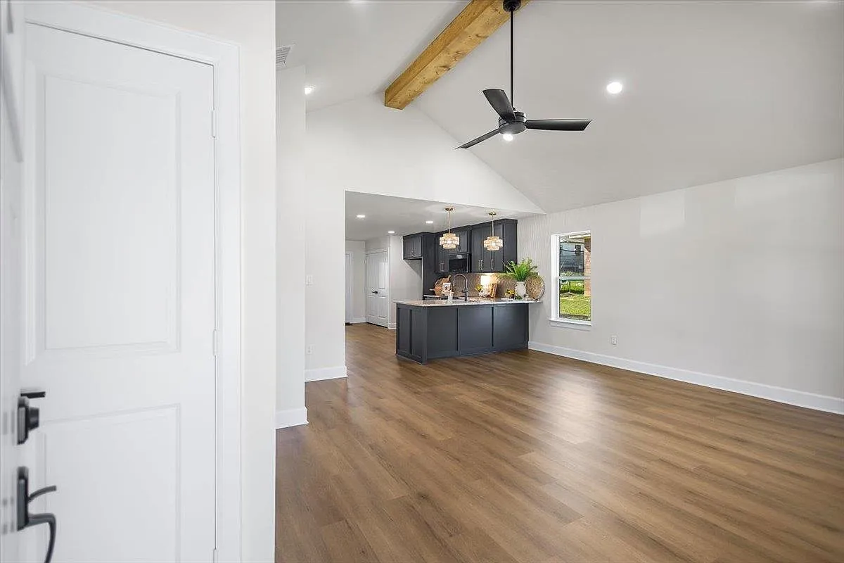 3 bed, 2.0 bath, 1360 sqft, $1,900 — Photo 4