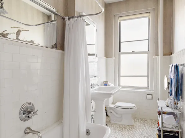 800 Riverside Drive image 10 of 17