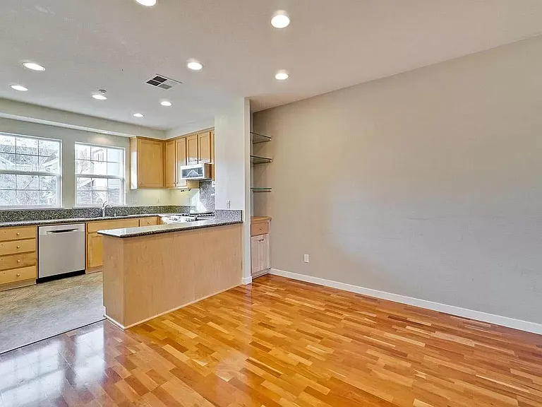 575 Montego Ter — Photo 14