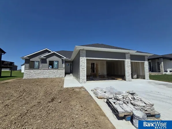 9511 Dalton Dr, Lincoln, NE 68516