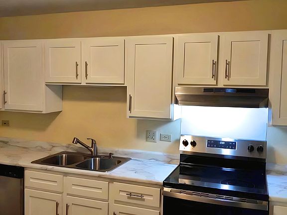 3rd image of 13312 Parkwood Dr #217