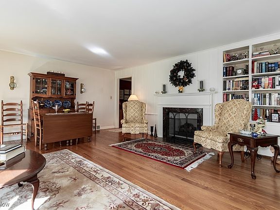 3rd image of 33 Bryn Mawr Dr
