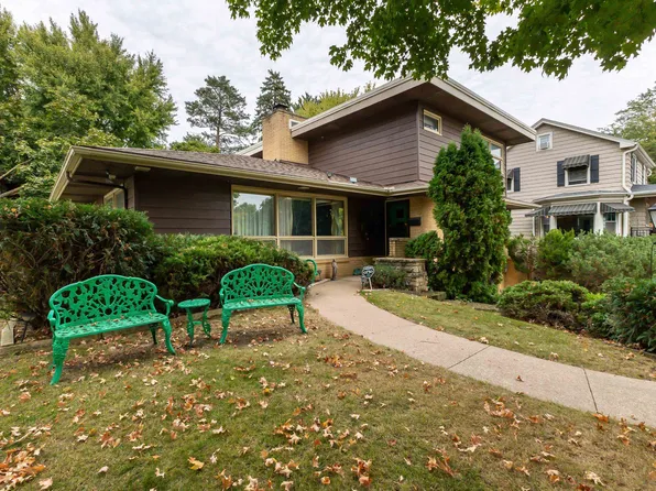 1725 Plymouth Ct, Dubuque, IA 52003