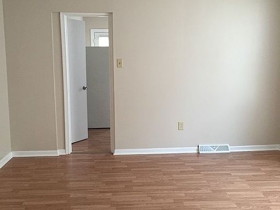 4th image of 836 Dewey Ave