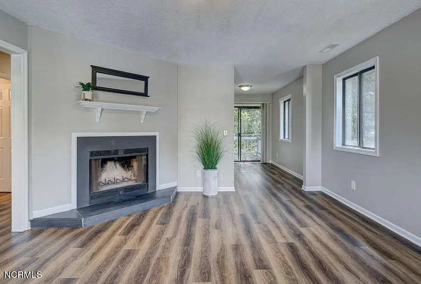 2 bed, 851 sqft, $1,475 — Photo 2