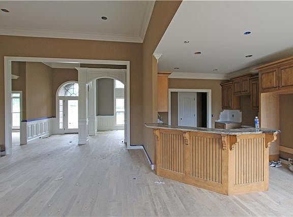 4th image of 1 Fieldcrest Dr #1