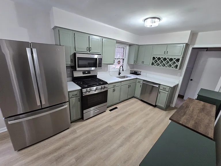 812 Holmes St — Photo 3