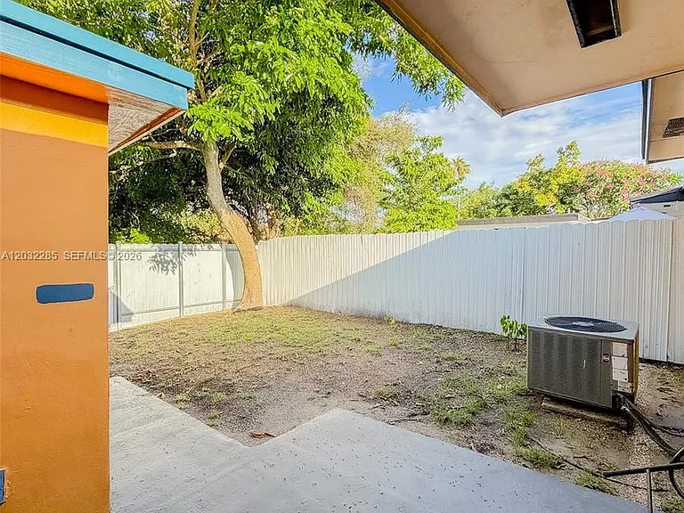 3721 SW 54th Ave — Photo 15
