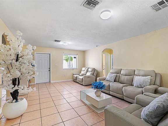 3rd image of 10170 W Fern St