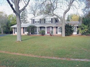 448 E Fox Dale Ct, Fox Pt, WI 53217