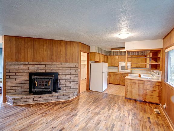 2nd image of 1921 NE Crestview Ct