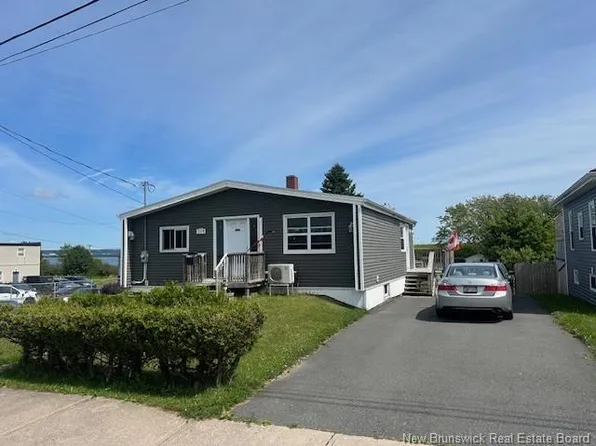 339 Lowell St, Saint John, NB E2M 2H6