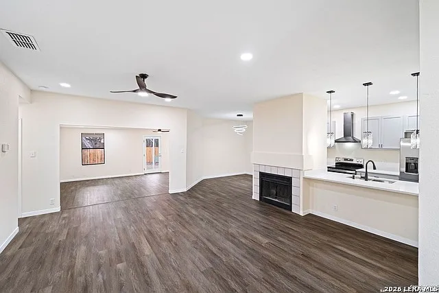 3 bed, 2.0 bath, 1604 sqft, $2,300 — Photo 2
