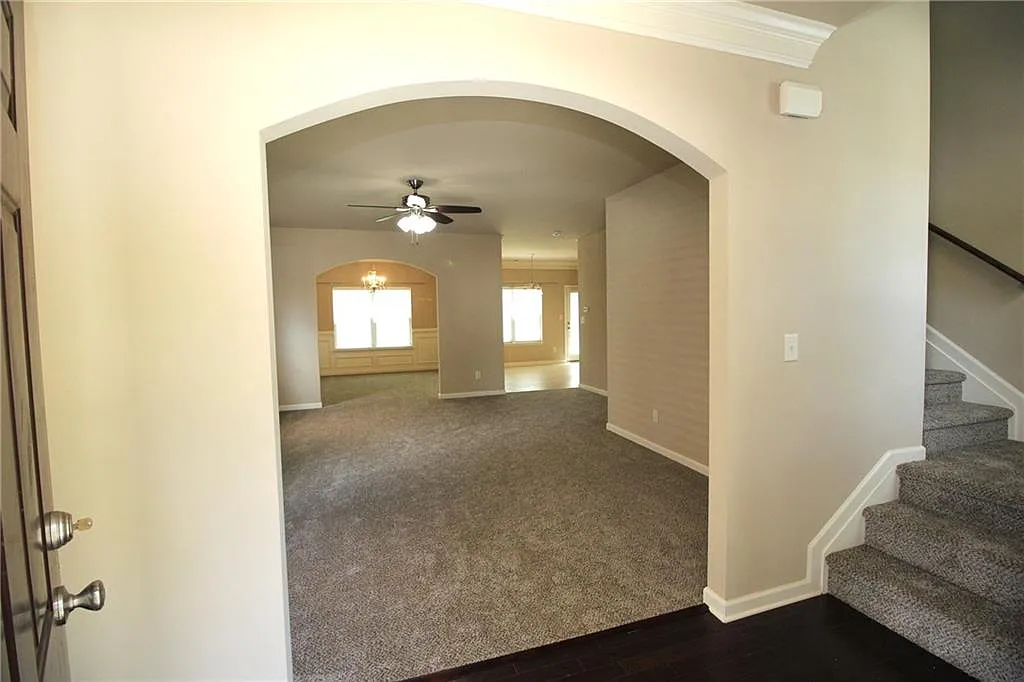 4 bed, 2.5 bath, 2470 sqft, $2,300 — Photo 3