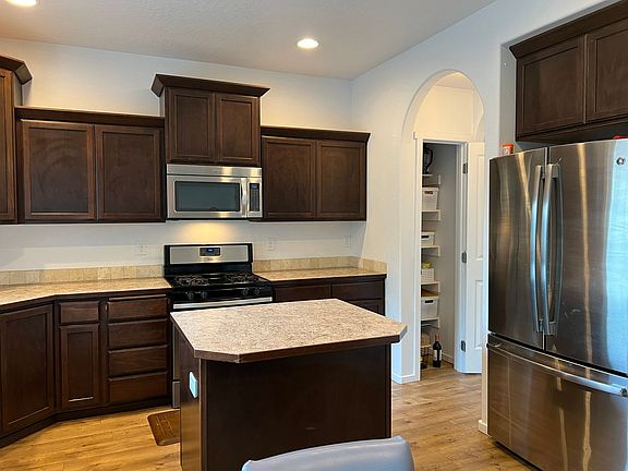 3rd image of 1511 W Tieton Ave