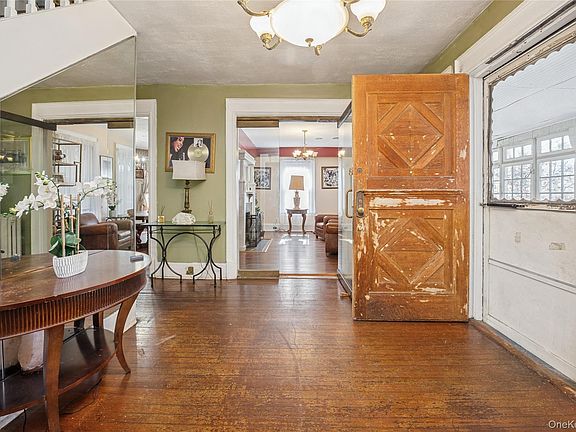 4th image of 7 The Court